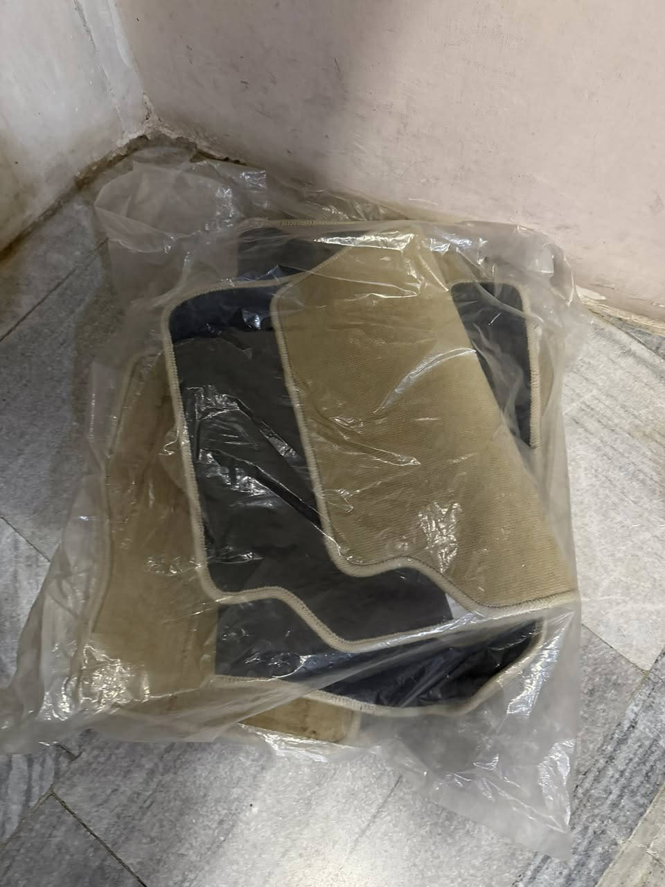 السلام عليكم أرضيات لاندكروز اصليه غير مستخدمه للبيع بغداد شارع ١٤ رمضان المنصور  ***********
