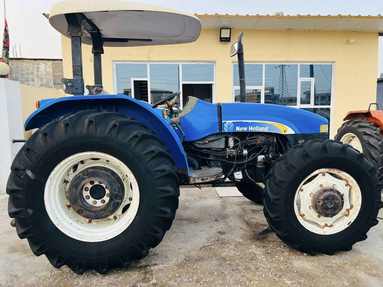 السلام عليكم
للبيع نيهولند حجم 80

جاهزه من كلشي 

المكينه بدون 

موديل 2014

للأستفسار لاتصال ***********

***********
