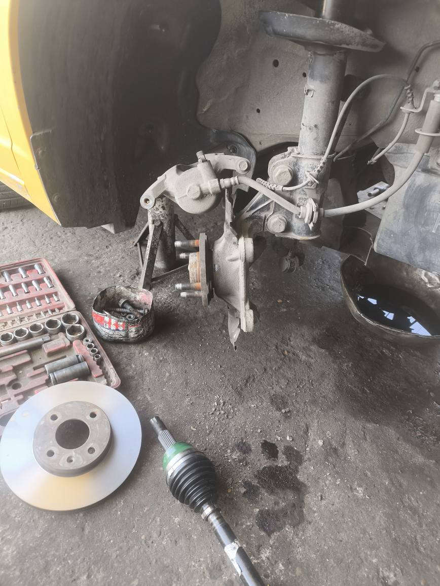 🔧 مستمرين بخدمتكم بالصيانة وحدادة الصدر وتوفير الأدوات الاحتياطية 🚗
شغل مضمون ✔️ دقة بالتنفيذ ✔️ وأسعار تنافسية ✔️
محل الصادق 
تم إنجاز تبديل صدر أمامي للأجزاء المستهلكة فقط، وشملت الأعمال:
🔩 تبديل بوش طبلات أمامي
🔩 تبديل بوشة قبضة الكير (صغيرة)
🛞 تبديل دسكات أمامية
⚙️ تصفير فلنجات بسبب وجود حاشية قوية مسببة رجفة
✨ راحتك وأمانك بالطريق مسؤوليتنا
📸 تابعونا حتى تشوفون شغلنا على أصوله
📍 العنوان: بغداد – ساحة الطيران – الفرع الثالث أيمن
☎️ للاستفسار:
***********
***********
#صيانة_سيارات #حدادة_صدر #شغل_نظيف #قطع_غيار #بغداد #ساحة_الطيران #راحة_بالك
