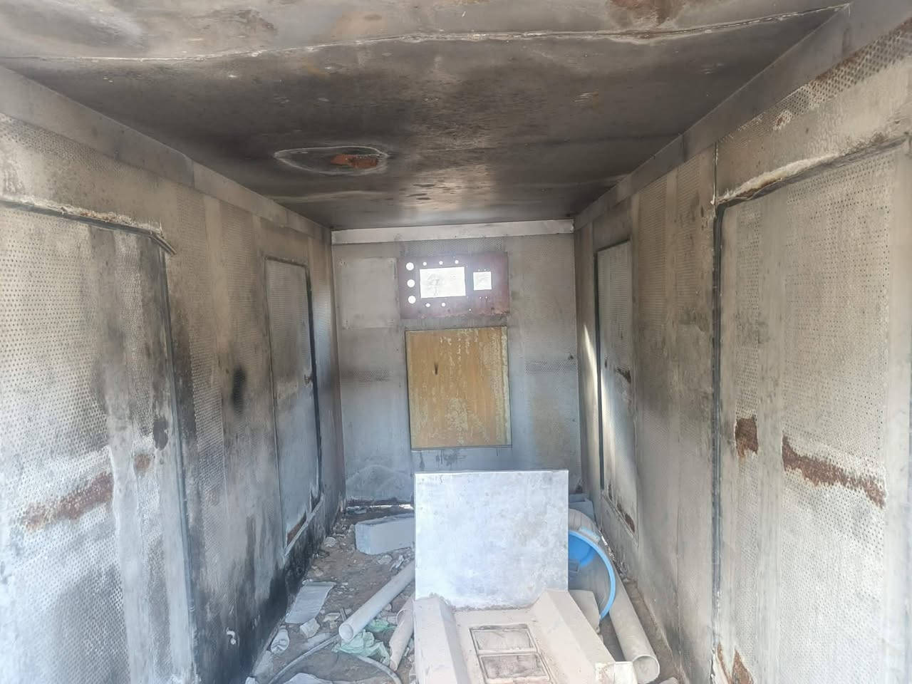 السلام عليكم كاتم للبيع جاهز كامل 

طول 4 امتار ونص 
عرض 180 
ارتفاع 2مترين 
السعر 13 وبيه مجال 
مكانه شعله 
الاتصال 
***********
ما متواجد فيس
