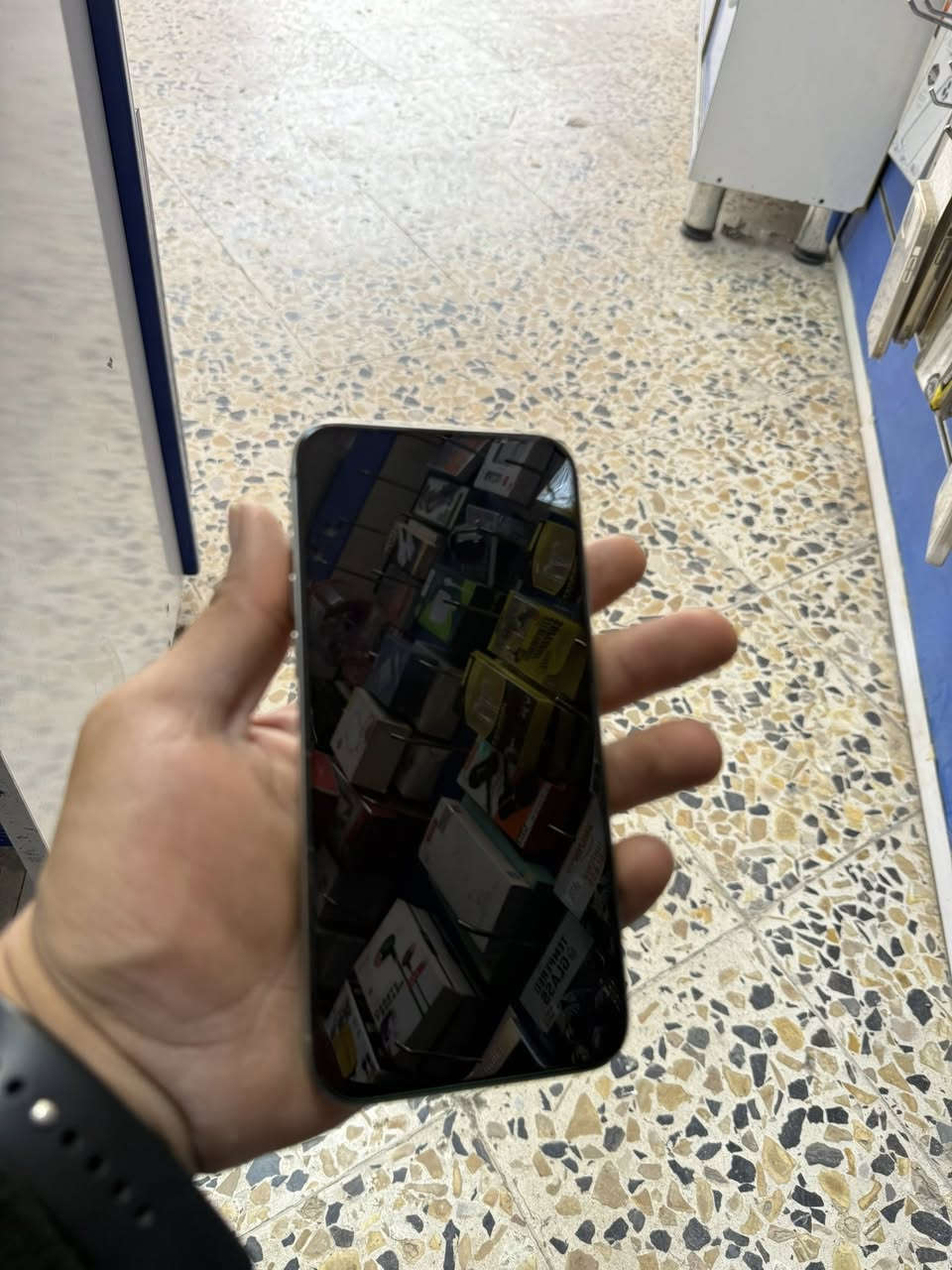 15 برو ماكس قافل ايكلود
نظيف ولا طخة 
السعر 450 قفل قفل قفل
***********
