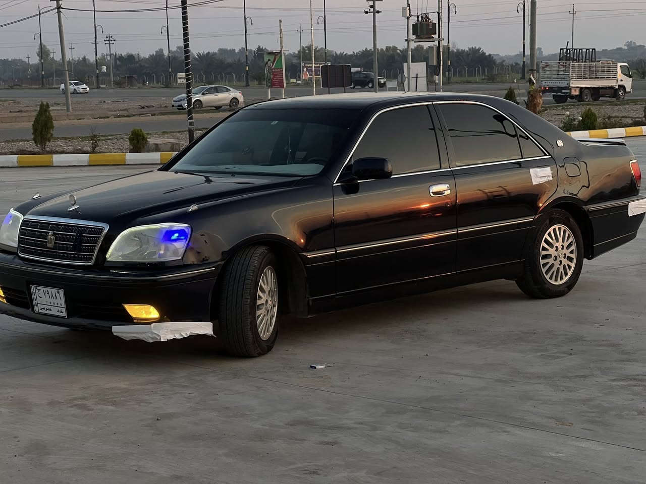 مەلیکە نیلی تۆخ وەک نیلیکان بازار نیە موسە موس
چوار کوشن کارەبا
ئاوینە کارەبا ئاوینە هیتر
جامەکانی ئۆتۆیە دەست بەخە بەردەمی ئەگەریتەوە
دوو شاشە
دەشبول نەجەف
تەبرید ساردو گەرم
دیفۆر بجوک ئالتونی بازار
چوار تایەو ویلی لۆک
سپیری خەتی تیایە دانەبزیوە
بەبی بۆیاخ 
مشتری نی سەرمان مەهێشینە ئەمیش ژم ***********
