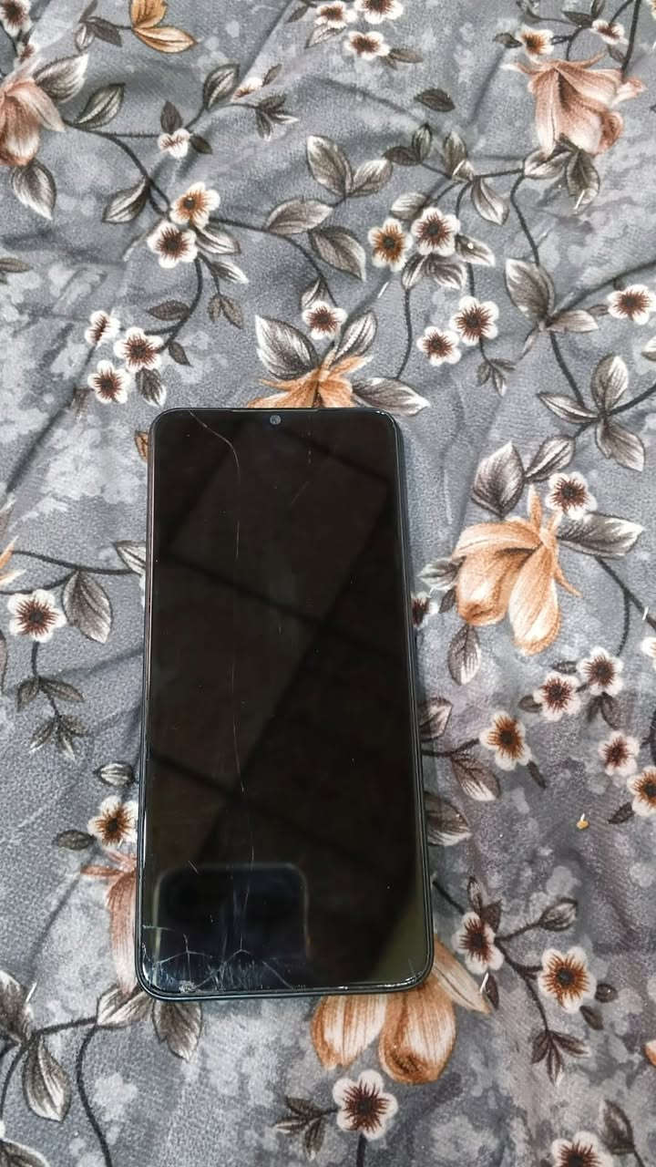 السلام عليكم
---

للبيع موبايل itel P40 - نظيف

📱 المواصفات:
الموديل: itel P40
الذاكرة: 4GB رام / 64GB تخزين
المعالج: Unisoc SC9863A ثماني النواة
الشاشة: 6.6 إنج HD+ 90Hz
الكاميرا: خلفية 13MP + أمامية 8MP
البطارية: 6000mAh + شحن سريع 18W
النظام: Android 12 Go Edition
بصمة إصبع + فتح بالوجه

✅ حالة الجهاز: مستعمل نظيف، بس الشاشه بيها فطر من جوه مثل ما موضح بالصورة ولايسي مكسور يكلفك 5 دينار 
🚫 الملحقات: بدون شاحن وكارتونة، فقط الجهاز
💰 السعر: 50 ألف دينار قابل للتفاوض

الجهاز مثالي للاستعمال اليومي، تصفح، واتساب، يوتيوب، وبطاريته قوية تكفي يومين.

للتواصل واتساب 📩  ***********
المكان: [سامراء جبيريه الثانيه]

مستعجل على بيعته
