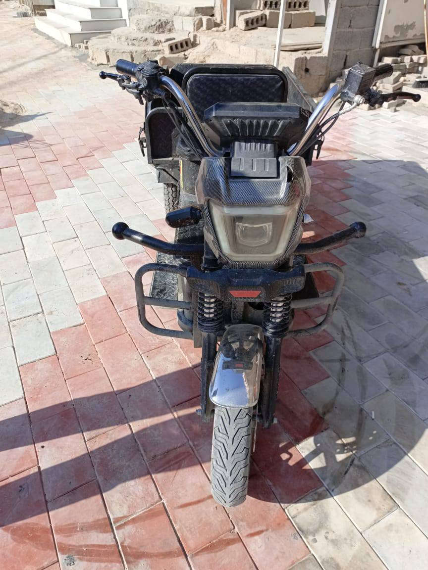 ستوته شحن 5 بطاريات دخولية للولاية بدون باج تمشي للشحنه الوحدة 45 كيلو متر جاهزة من كل النواحي اي عطل مابيها فقط نقص اشارة للكدام السعر مليون و400
بي مجال قليل ***********
