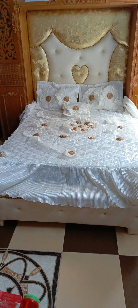 سلام عليكم عندي فرشة مال اعراس جديده مامستخدمه قليل حيل للبيع
وحاف طبي بونستر جديد هم مامستخدم 

المكان حي سومر 112
سعر الفرشة 40بيه مجال للشراي 
سعر الحاف 25بي مجال للشراي 
تواصل ***********
