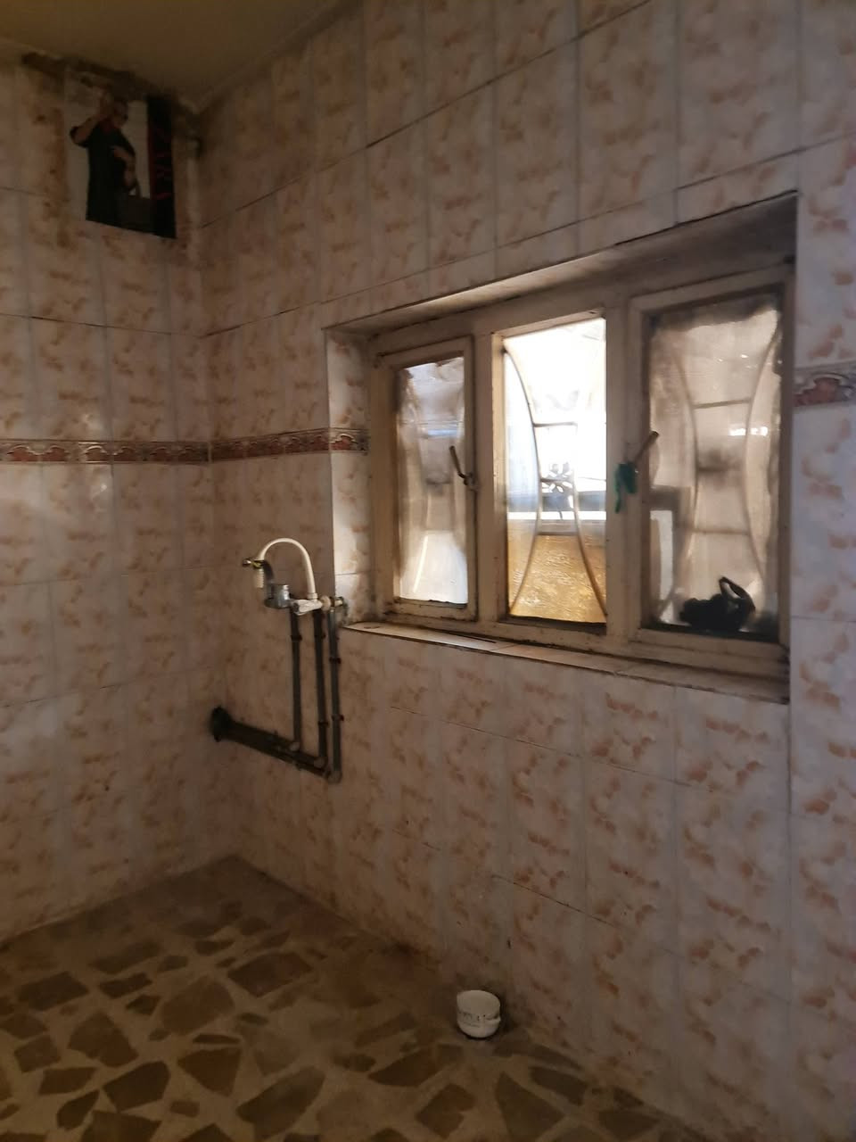 دار سكني للايجار طابو صرف مساحة ٢٠٠م خلف مجمع الزمردة مباشرة طابقين يحتوي على ٣نوم واستقبال وهول وكراج علما الدار بناء قديم يصلح للسكن للمعلومات الاتصال ***********او ***********
