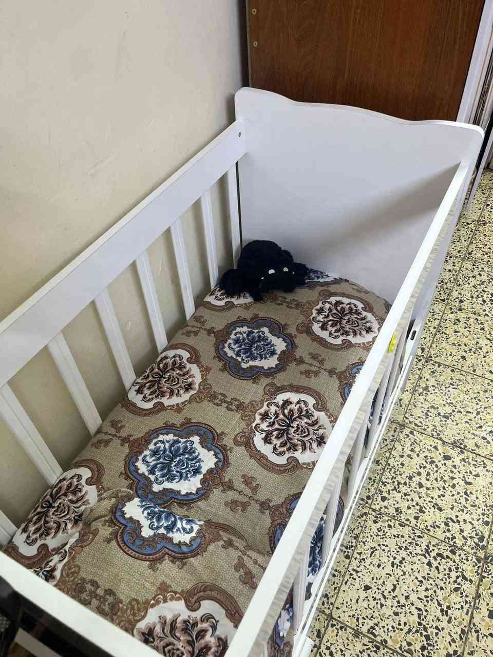 سرير طفل 👶 هزاز لونه ابيض نضيف كلش سعره60 الف مكاني بلمهندسين ***********
