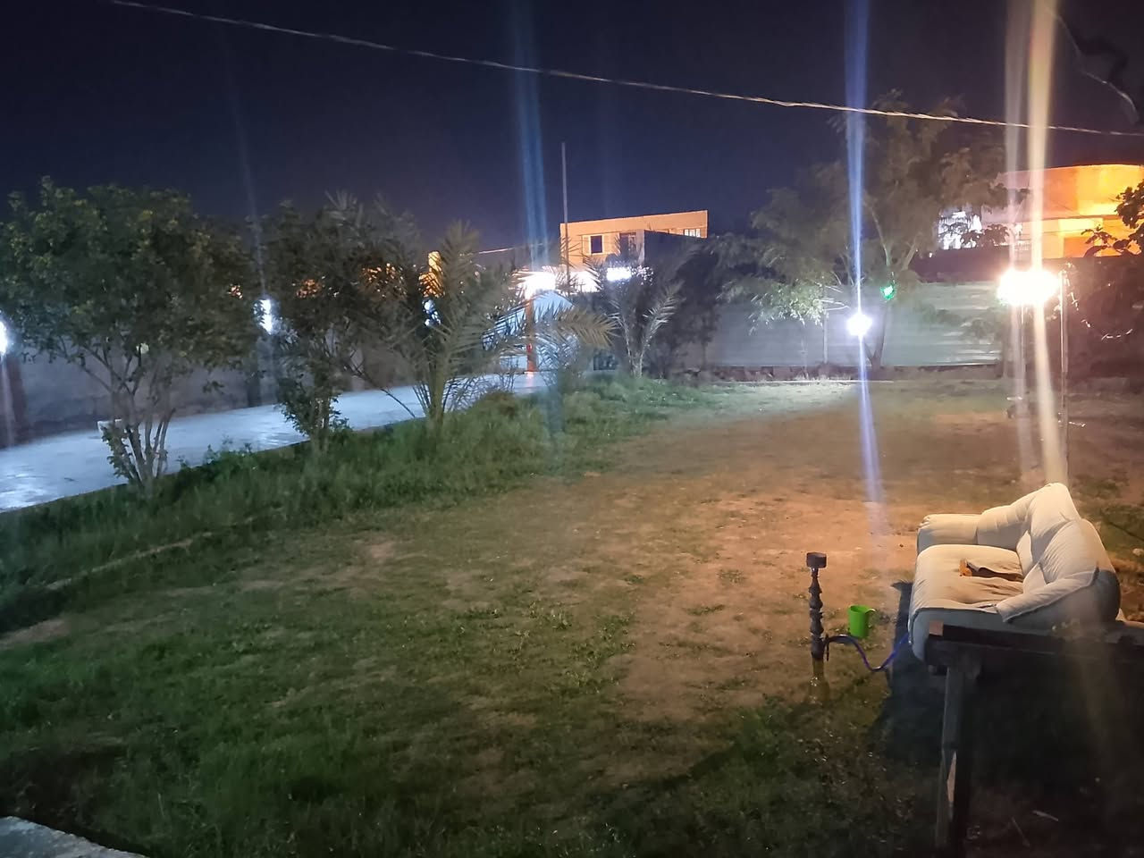 السلام عليكم بيت للبيع عبور الجسر الفرنسي قريب على السيطرة الاتحادية يبعد عن الشارع  العام مسافة المساحة الكلية 625 البيت كامل من كلشي ومرتب رقم الهاتف *********** خدمات تبليط وكهرباء وقريب كلش على السيطرة
