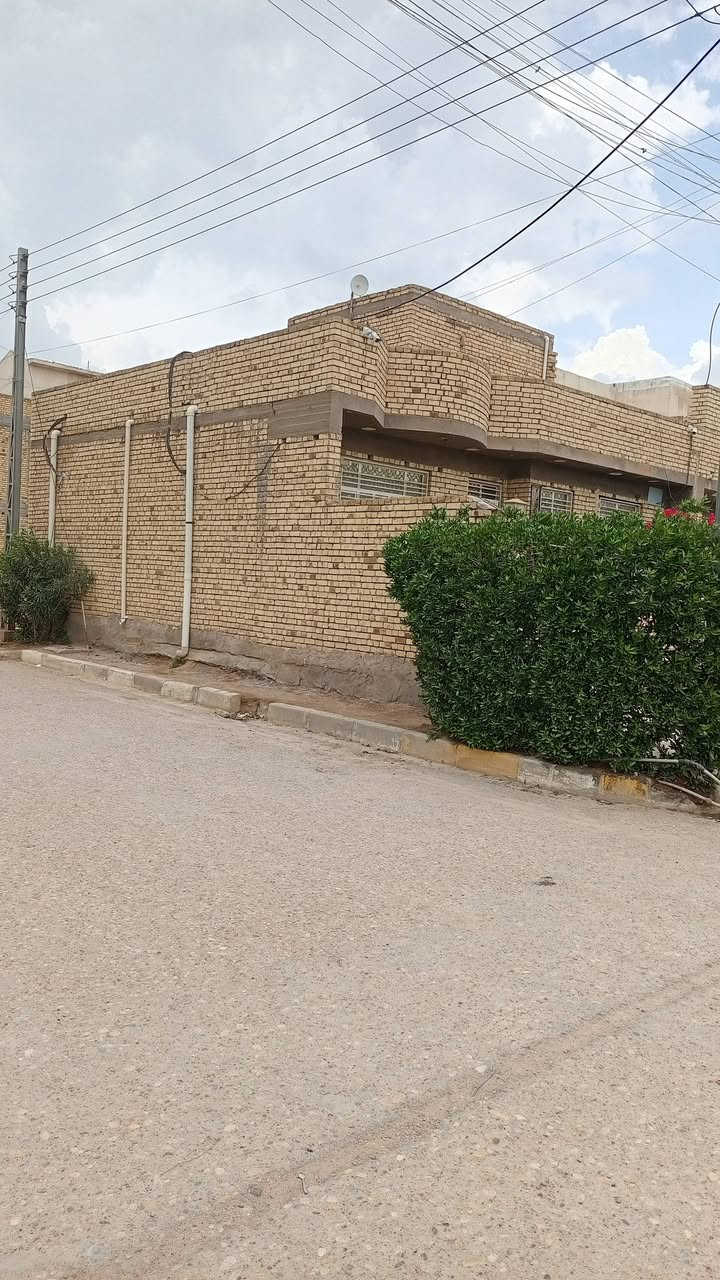 السلام عليكم للبيع بيت بالجمعيات على شارع عشرين ركن مربع المساحه ١٢٥م بناء حديث قرب اسواق حدوري طابق واحد للاستفسار الاتصال ***********
