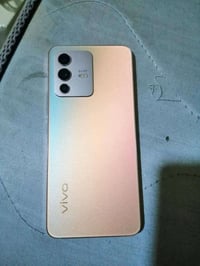 vivo v23 فيفو فيفو للبيع او مراوس ذاكره 256 كامره 64 سعره 250 07811167...