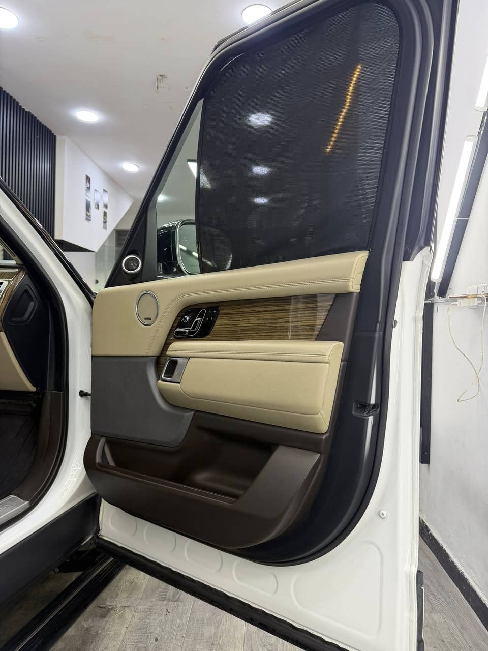 من رخصه الادمن 
للمراوس مع bmw 530 او 330 
رانج روفر فوك 2019 اوتو باييكرفي خليجي وكاله كفاله 
فول 1/1 للاخير دبل شاشه بلادي سياره فول للاخير 
V6 سوبر جارج 
كير مكينه كفاله 
ادمه كامله 
بدون نقص برغي واحد 
صار بيها اقل الشبر بجاملغ وتكحل على كده فقط 
***********
