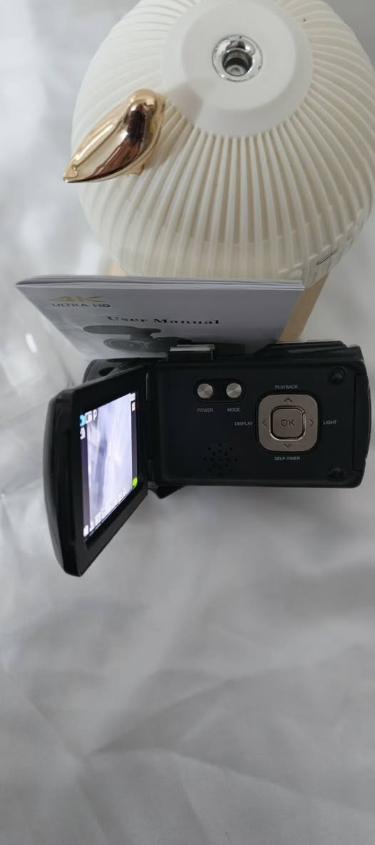 : كاميرا فيديو 4K (Digital / مُعالجة) للبيع 📹
كاميرا تصوير فيديو تدعم دقة 4K رقمياً، مناسبة للتصوير اليومي، السفر، وصناعة المحتوى البسيط.

المميزات:

دعم تصوير 4K (رقمي)

تصوير HD / FHD

شاشة جانبية قابلة للدوران

مايك خارجي

إضاءة LED

تدعم SD (32GB موجودة)

شحن USB

[٢٥‏/١، ١٠:٣١ م] حسام السلامي: 📹 كاميرا فيديو 4K للبيع – جاهزة للتصوير فورًا

تحبين توثّق لحظاتك؟ سفر؟ مناسبات؟ محتوى للسوشيال؟

هاي الكاميرا خيار عملي وسهل ✨

ليش مميّزة؟

🎥 تدعم تصوير 4K (رقمي) مع جودة HD واضحة

📱 شاشة جانبية تفتح وتدور – مثالية للتصوير الذاتي

🎙️ مايك خارجي لصوت أنقى

💡 إضاءة LED للتصوير بالإضاءة الضعيفة

💾 تدعم ذاكرة SD (مرفقة 32GB)

🔌 شحن USB

✋ خفيفة وسهلة الاستخدام

مناسبة لـ: تصوير يومي، سفر، مناسبات، يوتيوب، تيك توك، دروس، فلوغات 🎬

الحالة: نظيفة وجاهزة

المحتويات: كاميرا + مايك + ذاكرة 32GB + كيبل

السعر: (٧٥)

التواصل: خاص ***********
