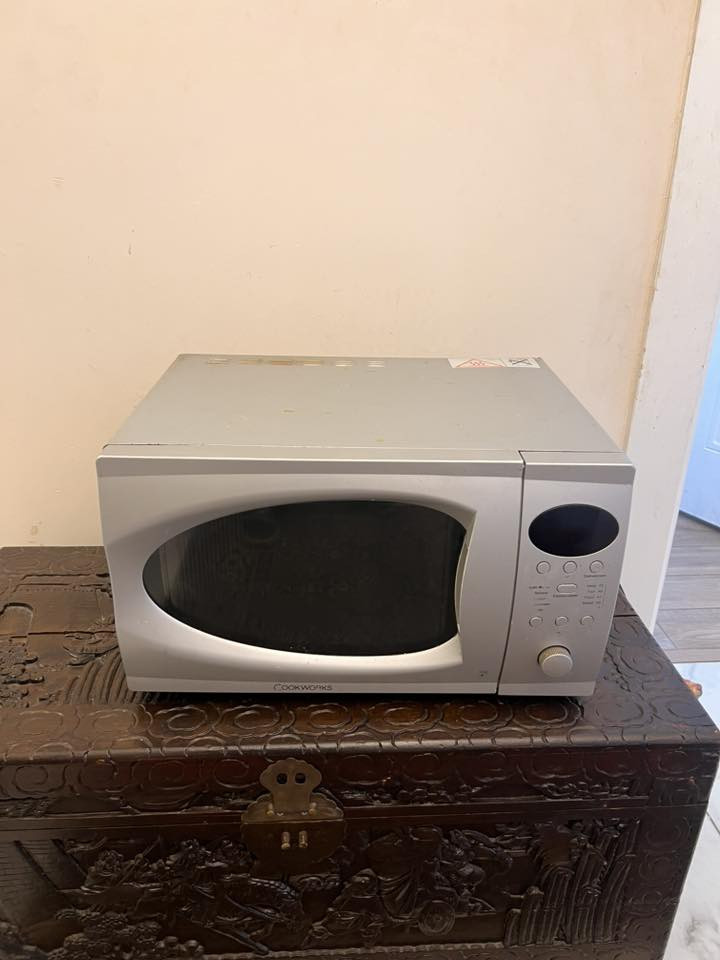 لسلام عليكم اغراض للبيع 
1- مايكرويف لمس شاشة ( cookworks) بالة الماني شغال   عدا عواج بالزاوية من احذتا سبب تخزين ……….…. سعر 25 الف 
2 -مكنسة سطل كبيرة نوال 1800 واط نظيفة جداً مع ملحقاتها شغالة على وضع الشركة  …….…. سعر 25الف  
- 3 مكنسة ذكية شحن بالة الماني شبه جديدة للباركيه والسيراميك  مع رول جديد احتياط مسح وتنظيف تحتوي على خزان ماء …..…. سعر 30 الف 
الاتصال على ***********
