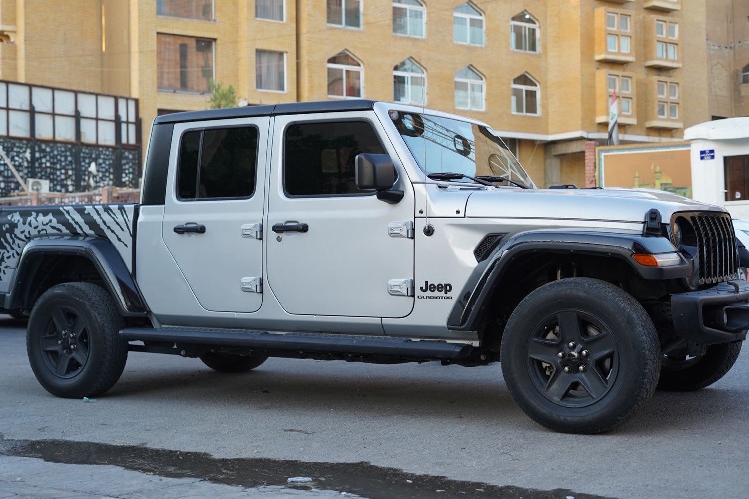 JEEP GLADIATOR
الموديل:2022
حجم المحرك:V6 3600
وارد امريكي حادثها فقط الدعامية الامامية بدون ايرباك وبدون دواخل 
رقم بغداد وتحويل مباشر 
السيارة جديدة بمعنى الكلمة 
السعر: 290 وبيها مجال
للاستفسار الاتصال على الرقم 
***********