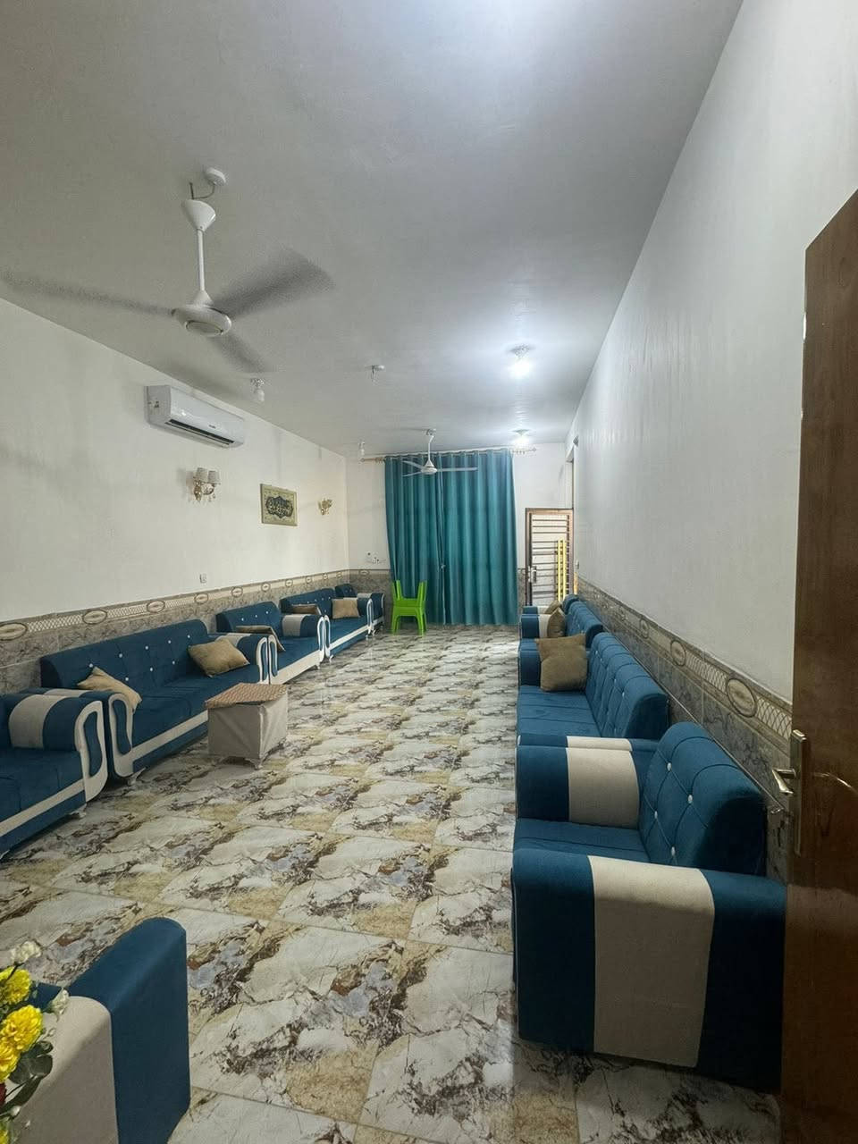 دار للبيع طابو زراعي سند 25 المساحه 550 م يحتوي على استقبال 9م وكلدور ومطبخ وغرف نوم عدد2  مجمع صحيات خارج وداخل ومطبخ وحديقة خارجية  بناء 2025 طابوق كونكريت 
الموقع 📍الحله الورديه قرب النائب حبيب الحلاوي 
علماً له منفذاً للدخول من جهة الوردية البوحمير ومن شارع معمل ابو كيره مطل على فرعين عرض الفرع 8م
للاستفسار ‭***********‬
