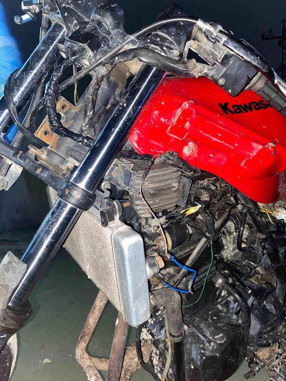 سلام عليكم شباب كاوسكي ربع 
الدراجه خير من الله الدراجه شغاله بس ذب دهن 
تجي تفحص وتشوف شوفت عينك الدواجه 
بس الجبنه ماعرف شبيها المهم هاي الدراجه  للبيع مكاني بغداد بلديات ***********
