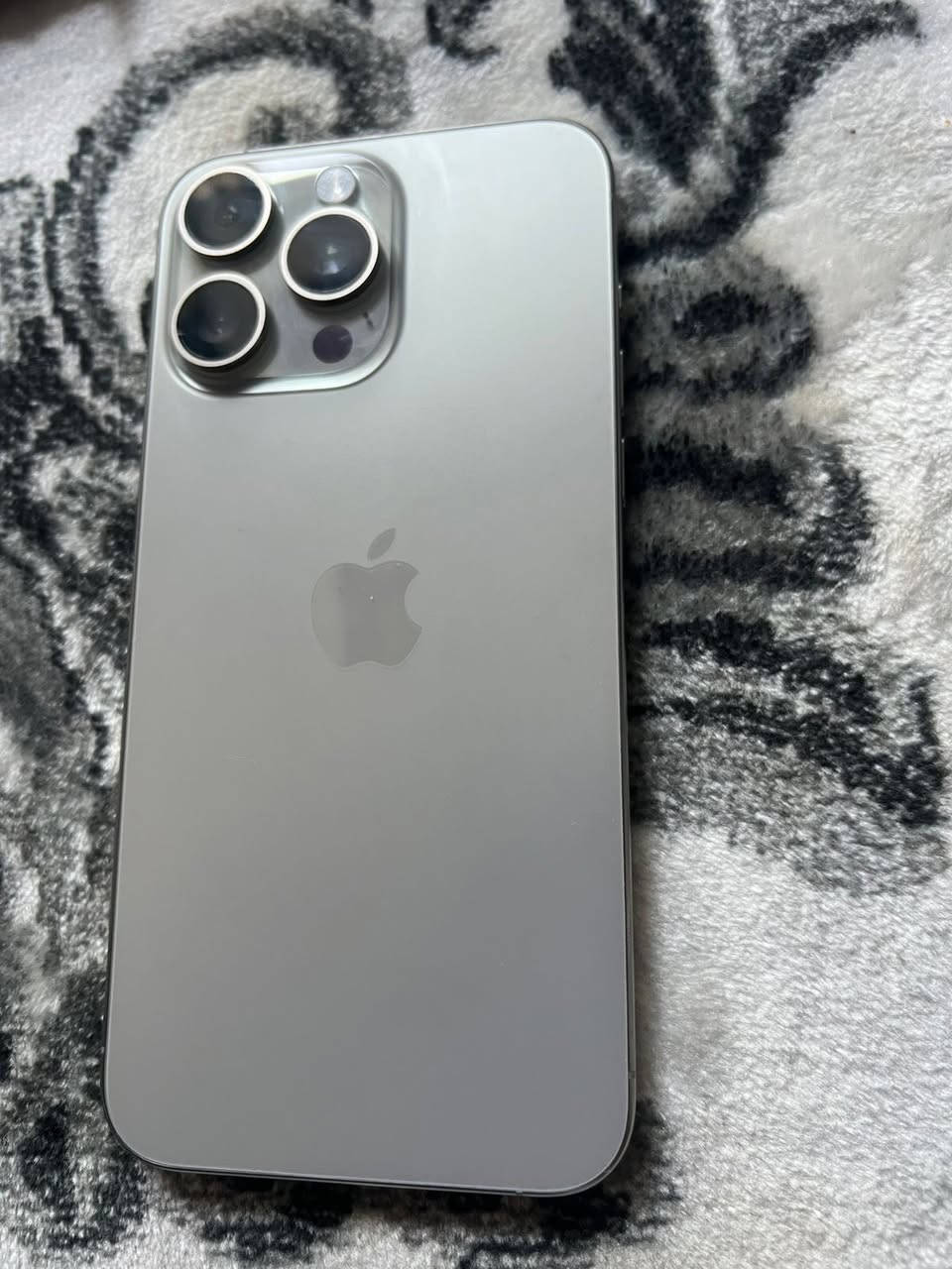 ايفون 15 برو ماكس نضيف كدامك فقط هاي شامه بي سوده مابينه بطاريه 86 جهاز فول وتر مامفتوح للبيع السعر 850 بي مجال قايل شراي ***********
