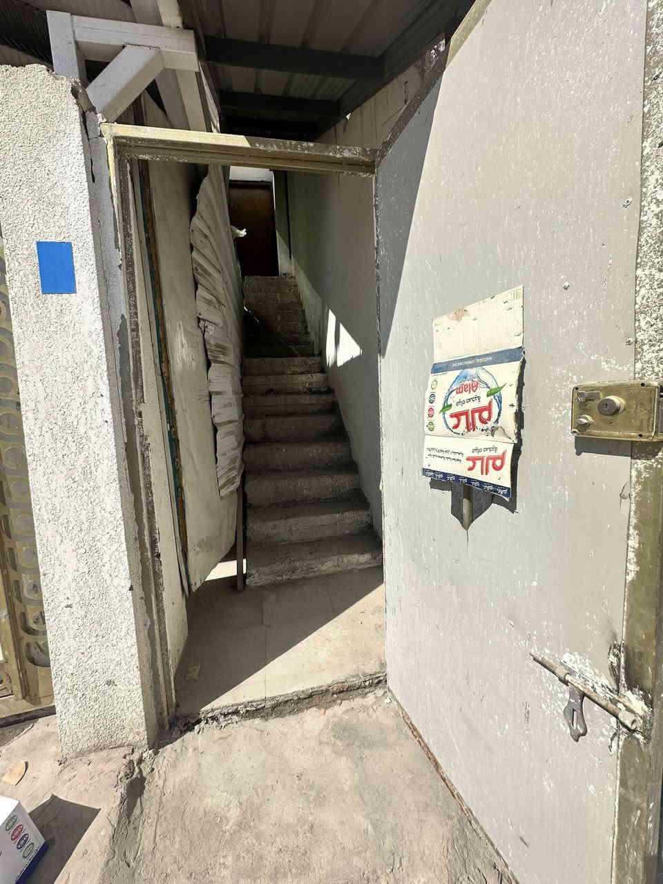 دار للبيع بناء بلوك سنه 2023وقف سني مسجل وأصولي طابقين معزولات مساحه 150م الطابق الارضي يتكون من غرفتين وصاله ومطبخ وديوانيه وكراج وصحيات والطابق الثاني غرفتين ومطبخ وصاله وصحيات 
العنوان البصرة ام النعاج خلف معمل اللامي مباشر قريب على طريق حمدان
السعر 115 وقابل للتفاوض
حالياً مؤجر يفيد للأستثمار 
اي استفسار اتصل ***********
