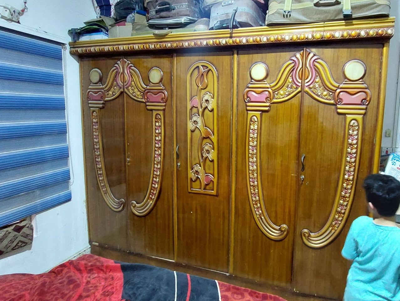 غرفة نوم خشب عراقي كامله نضيفه كلش استعمال قليل كنتور خمس بيبان مع سرير نفرين مع دوشك ضغط نفرين وميز تواليت العنوان حي الحسين السعر 500الف رقم الهاتف ***********
