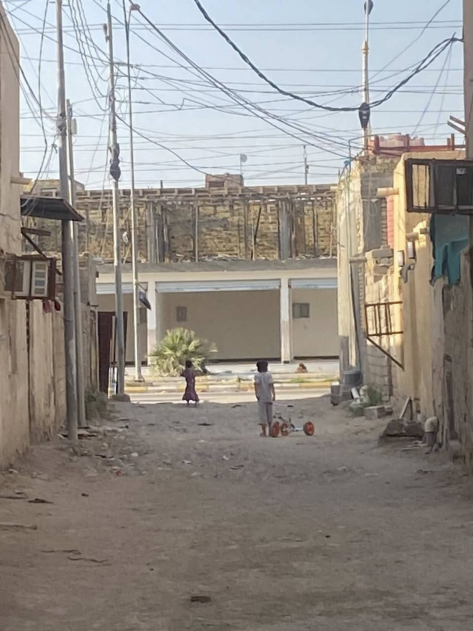 بيت زراعيه للبيع قريب على شارع العآم الثاني بيت عن شارع العام 
البيت بناء بلوك عكاد سطح شتايكر 
مساحة ١٠٠م بناء البيت غرفه 1 ومطبخ وصاله واستقبال 
كل خدمات متوفر 
***********
