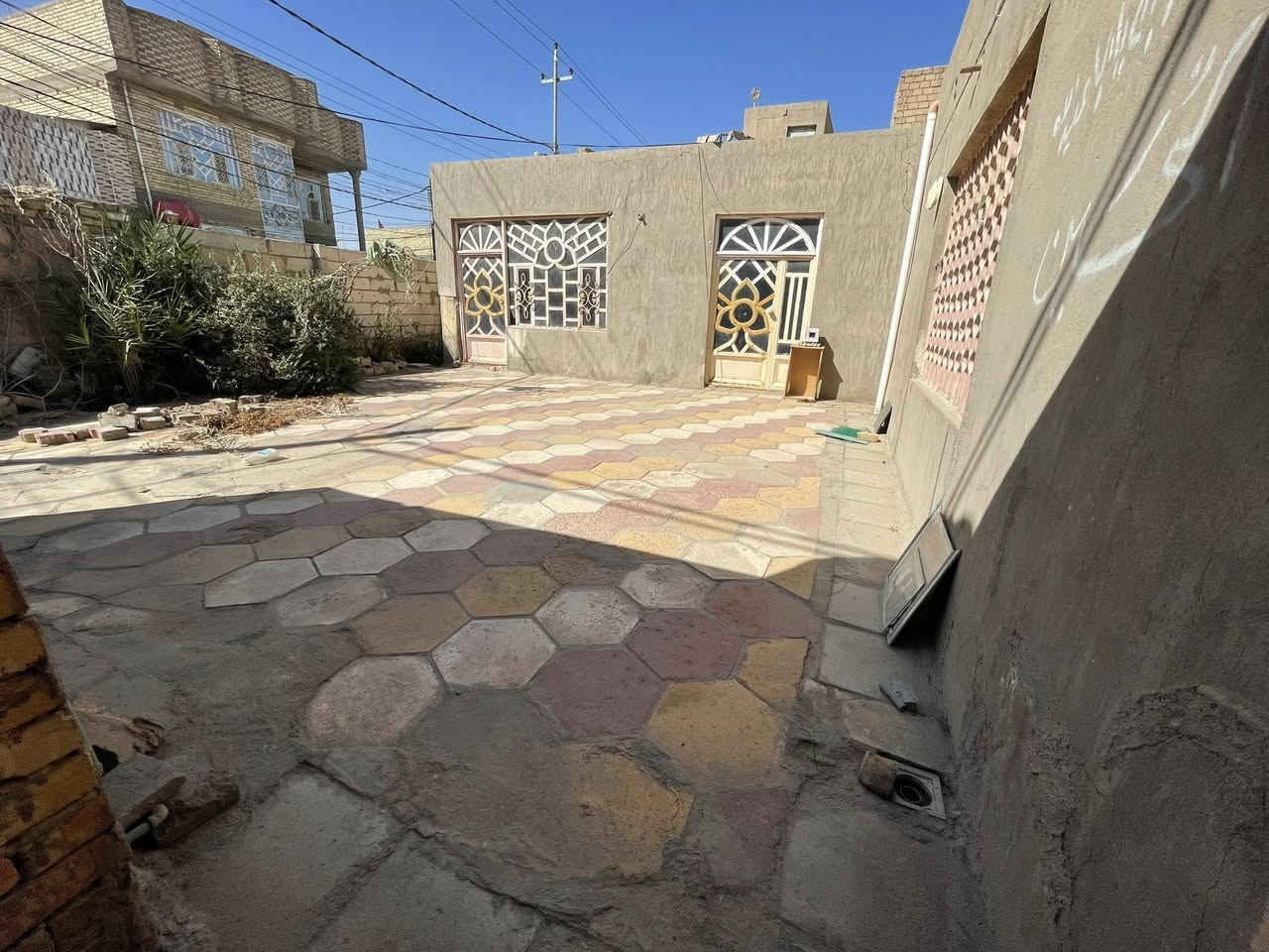 السلام عليكم... من بعد اذن الادمن المحترم…
عقار للبيع أو للرهان  مساحة البيت 260 متر ركن.
حي ميسان منطقة ال22.
الدار يتكون من 3 غرف ومطبخ وصاله وبراني.
وصحيات داخليه وخارجيه وساحة بيت كبيره.
البيت يحتاج ترتيب.
للاستفسار اكثر ***********.
