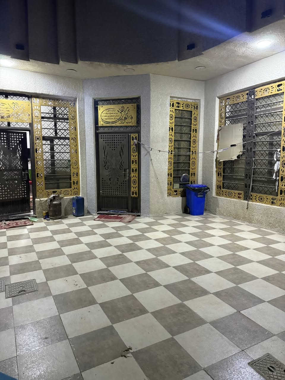 سلام عليكم دار للبيع مجمع  نبيل مقابيل المستشفى 5شارع مساحة 220 يتكون من ستقابل وصالتين وغرفتين ومطبخ مجمع صحيات داخلي وخارجي وطارمه تتسع سيارتين لاستفسار *********** السعر 110
