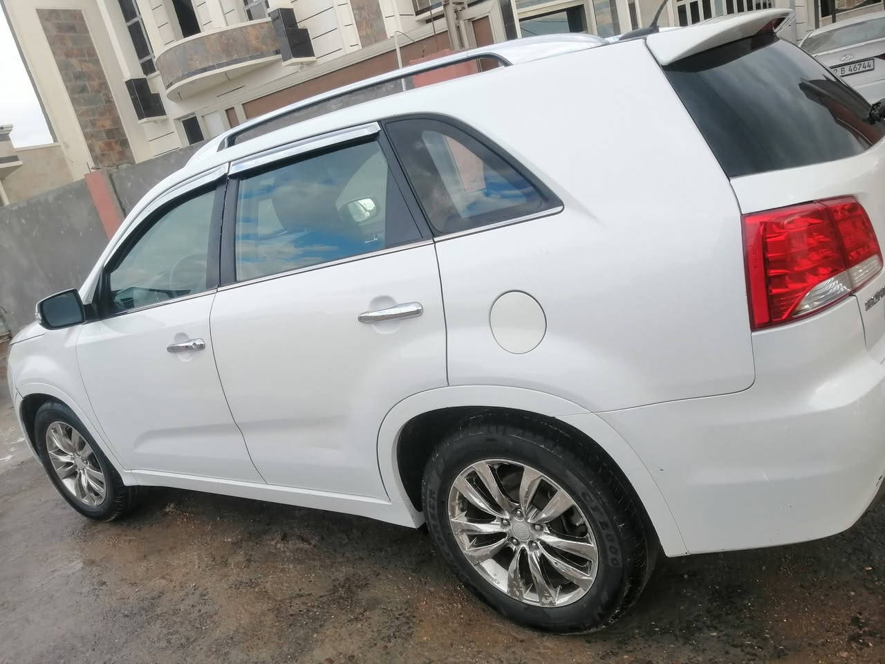 كيا سورنتو موديل 2011 محدث 2014 فول مواصفات
7 راكب 
محرك 6 V
وارد امريكي
بيها باب عكس السايق وجاملغات الامام ثنين

***********
