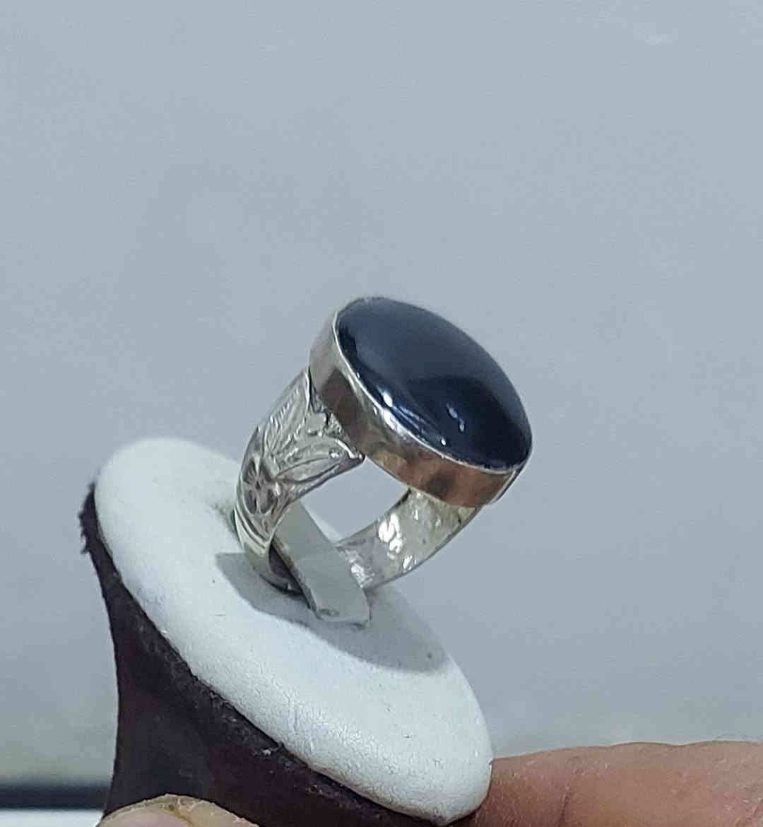 اللهم صل على محمد وآل محمد الطيبين الطاهرين 
          (((((  عرض خاص  )))))
خاتم عقيق يماني اسود
فضه عيار 925
قياس الخاتم 27
السعر بلاش البلاش((30)) الف 
توصيل محافظات 5 الاف داخل الكوت 2 الف
*********** ~ ***********
ابو سجاد الوائلي
