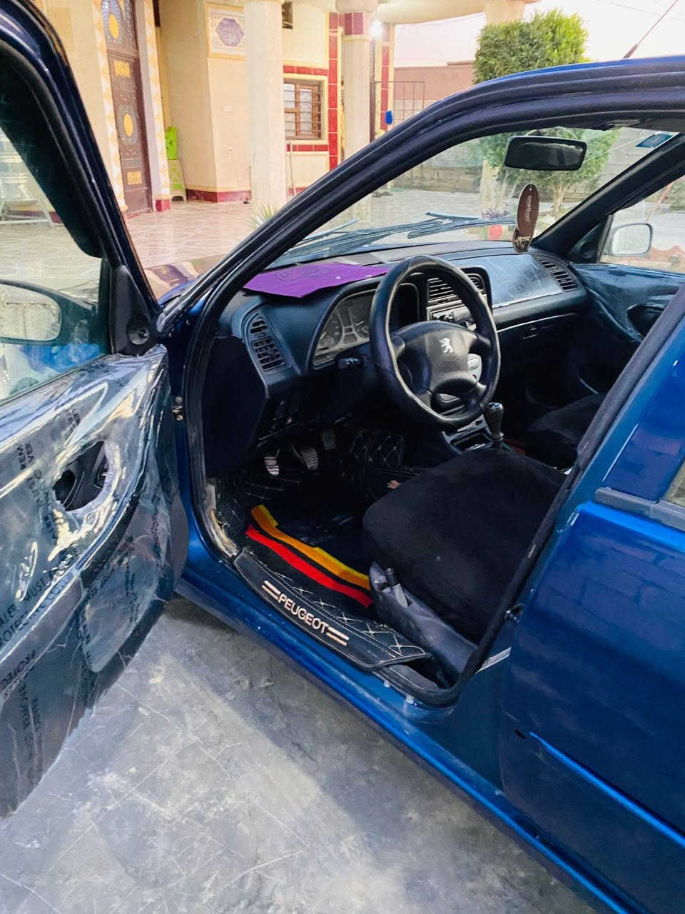 سلام عليكم بيجو لبيع 306 كير محرك شرط تايرات جديد تبريد ثلج صدر بدلته قبل سبوع شرط ما تسمع طبه  صبغ عام جماليه شرط لا طخه وله ضربه سياره جديده وحلو  تريد تحول تريد وكاله  اربع بطاين جلد  لايت جديد بكات جديد  سياره بيد شايب يخاف عليه اكثر من جهاله 😶 مكان سياره العلم اتصل ***********
