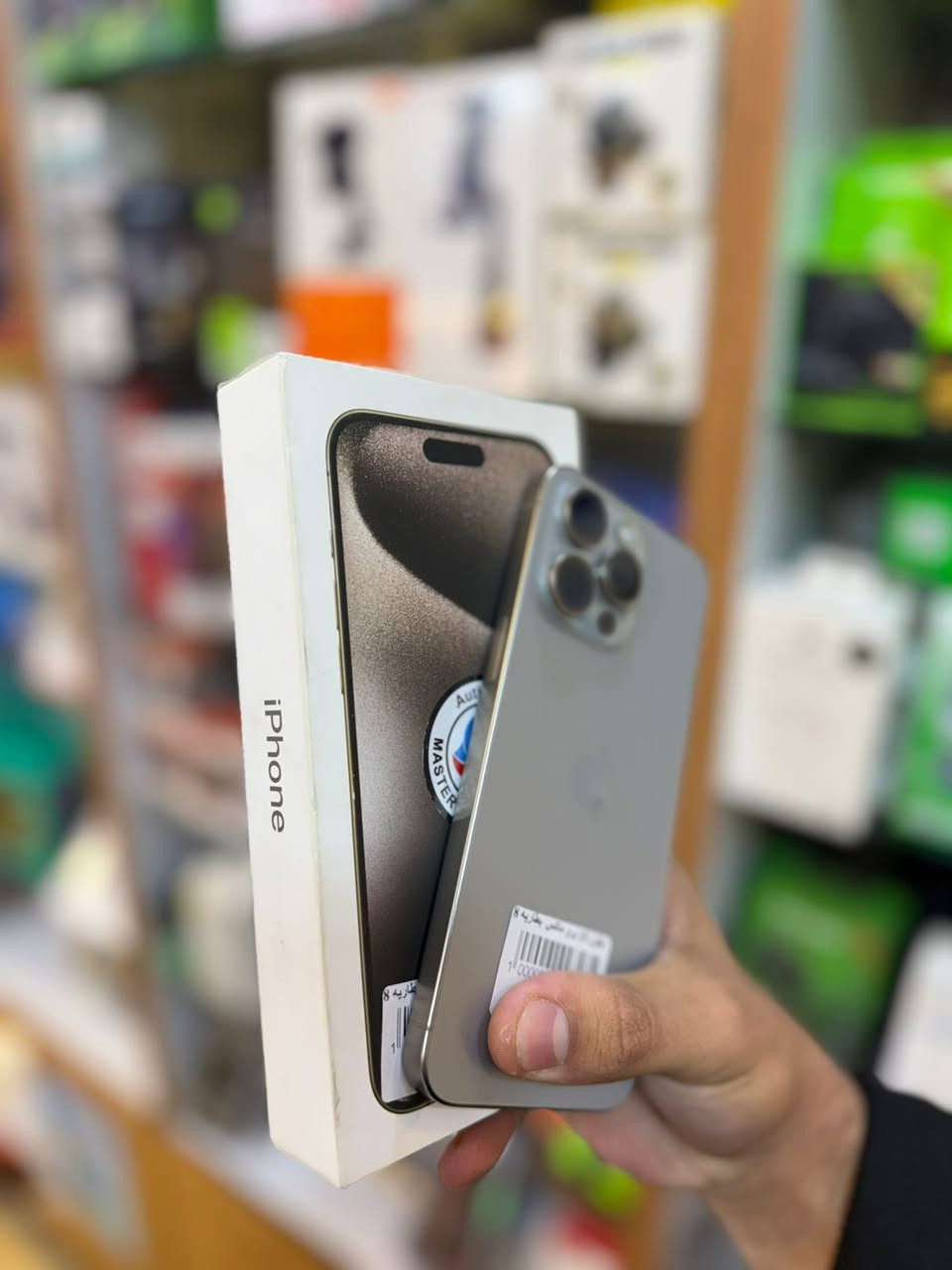 15 برو ماكس
ذاكره 256 
بطاريه 84 بلادي 
بجهاز نضيف جدا 
بي خدوش بسيطه ب شاشه 
سعره 920 الف 🔥 
***********
