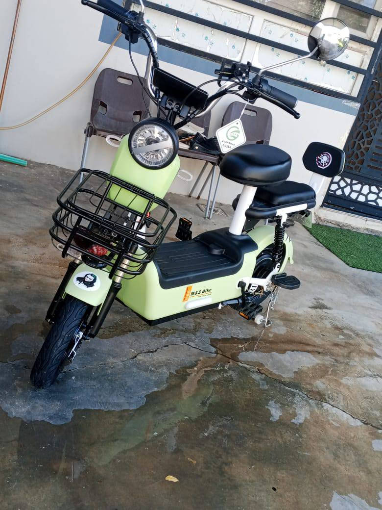 السلام عليكم دراجة حجم 14 للبيع فول مواصفات جديدة ما بيها اي عطل وما بيها اي شي مبدل بيها لايت عالي وإشارات يمنة يسرة وياها الشاحنة مالتهة وبصمة ومفتاح وكارت السعر 257وبيها مجال هذا رقمي واتساب ***********
