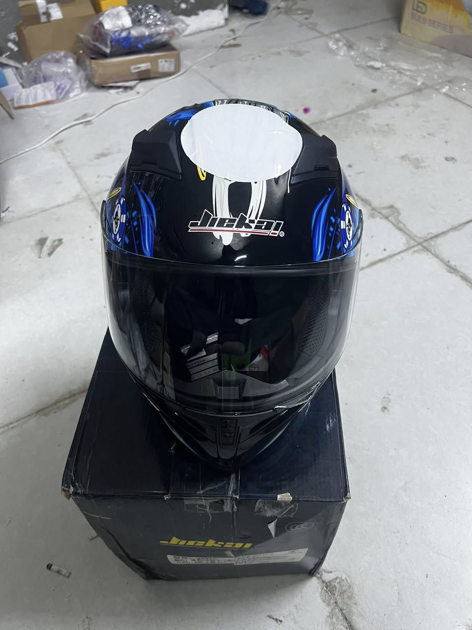 السلام عليكم حبايب  هاي خوذه للبيع جديده كسر  تواصل ع رقم ***********
