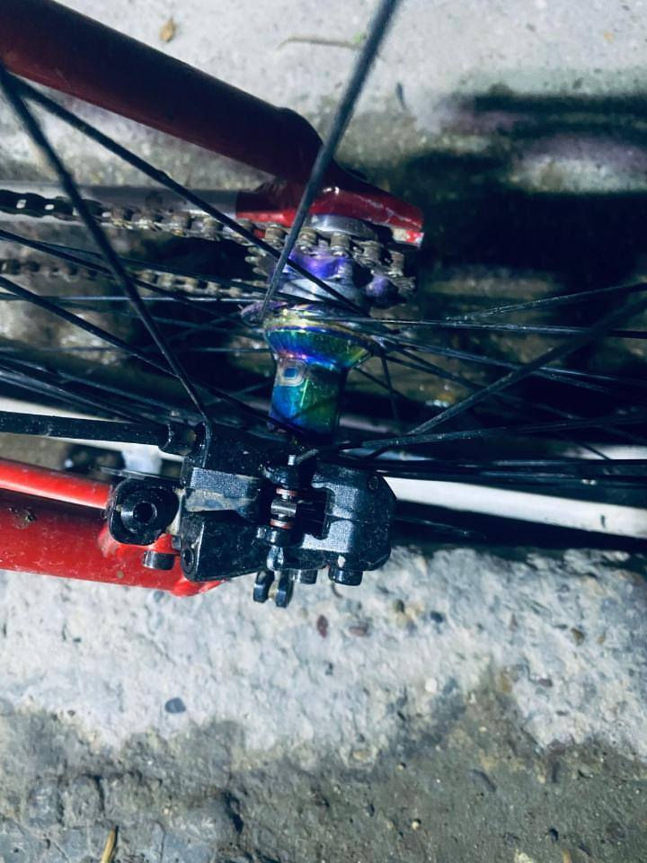 هذه دراجة هوائية من طراز SE Bikes Fast Ripper باللون الأحمر، تتميز بإطار من الألومنيوم الخفيف والمتين. [1]

النوع: دراجة BMX للمدينة.

الحجم: غالباً تأتي بحجم 29 بوصة للعجلات.

المميزات: تحتوي على فرامل خلفية وإطارات بيضاء سميكة. بريك دهن 
سعرر 250 بي مجال  شراي خاص


**إذا كنت صاحب هذا الإعلان وتريد حذفه لأي سبب، رجاءا أرسل رسالة إلى الدعم الفني**