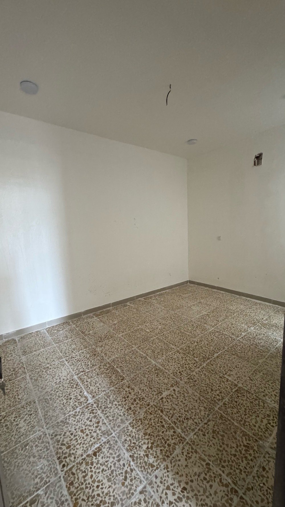 للايجار في السيدية وحدات سكنيه عدد 2 طابق اول (فوق الارضي) وطابق ثاني  مساحه كل مشتمل 80m يحتوي على 

‎غرفه نوم كبيره 
وصاله مفتوحه على المطبخ
وخدمات صحيه

سعر الطابق الاول 600
سعر الطابق الثاني 550
موقع: السيديه - مربع الاقتصاديين 
_______________________________________
للاستفسار ***********
الكوخ للتطوير العقاري