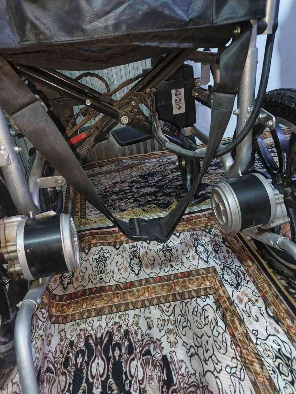 عربانه كهربائيه (شحن) للبيع ضد المي
عربانه متكونه من ماطورين 
تطبك اتصير بصندوك السياره 
متكونه من دبل بطاريه 
البطاريه ما اتكون بنص على الجانب الايمن بطاريه وعلى الجانب الايسر بطاريه 
متكونه من كير وبي هورن وتطلع علامة الشحن بيه 
اتمشي بالشحنه الوحده 25 كيلو الى 30 كيلو 
تتحمل وزن 160 كيلو
بيه احزام امان  الكرسي طبي  شاحنته جديده
مستعمله شهر واحد فقط ما امصلحه جديده 
تقريباً 8 طلعات الى 12 طلعه بيه 
ما بيه اي شي جديده
للتواصل على هذه الرقم ***********
