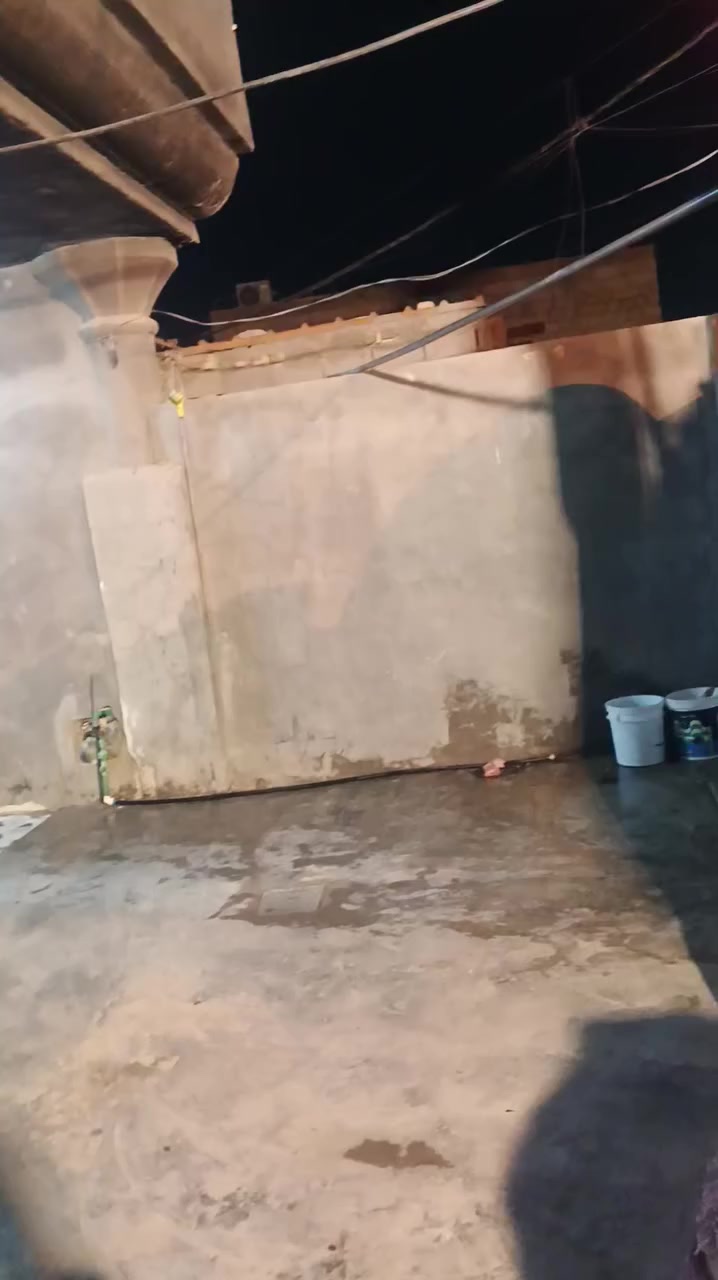 بيت المساحة 250متر طابقين 4غرف نوم ستقابل ومطبخ صحيات داخلية وخارجية بيت كامل مكان البيت طوريج الجمعية عل شط شارع ابو الفضل قريب عل شارع السعر 115وبي مجال ***********@***********
