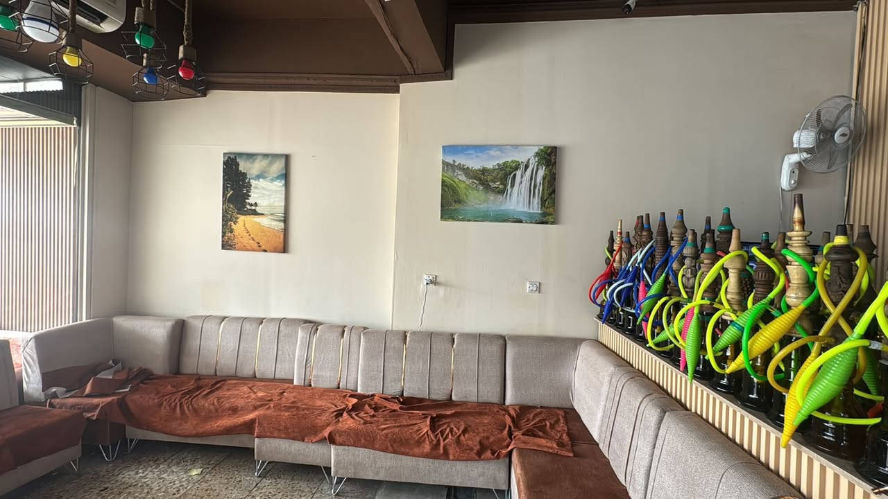 السلام عليكم كوفي للبيع. 
الشعب حي اور ال٦٠٠ 
كوفي ارضي يوجد جميع مستلزمات الكوفي
٣ سبلت ٢ عامودي. واحد تعليك
٢ عارضات ٢ مجمدات 
٦ تلفزيونات ٢ منهم حجم كبير ٧٠ و٤ حجم ٥٠ 
١٠٠ نركيلة منهم ١٥ نركيلة بابلي ٥ الماني الباقي خشب جديد كله وطبعين 
فناجين وقمريات زايد مو ناقص
تخم قنفات ديوان ٣X6 

كل المستلزمات متوفرة
ميوزة كراسي 
كعدة داخلية وخارجية على سوق ال٦٠٠ 

للاستفسار الاتصال على
*********** 
واتساب ايضا 
محمد الفيصلاوي ( ابو شمس ) 

 .
