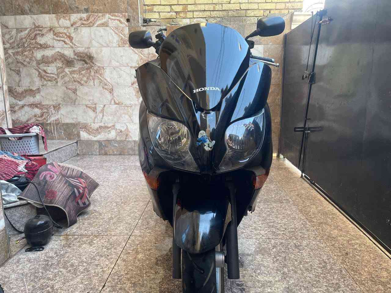 من رخصة مدير الكروب المحترم . فورزة 010  عليها ادامة كاملة كلجات وقايش اصليات فيت بم اصلي ماء اخضر زيتي لوكي مولي دهن لوكي مولي دساكات امامي خلفي جديد مكينة خرسة لا تنقيص ولا تبخير جديدة منزللها طابوكة مال عمية كلشي بيها شغال تدفئة باليدات ترايك وين متريد بس كفراتها تعبانه  مكاني بالمنصور قرب كباب محمد رايدها بواحد ونص ***********
