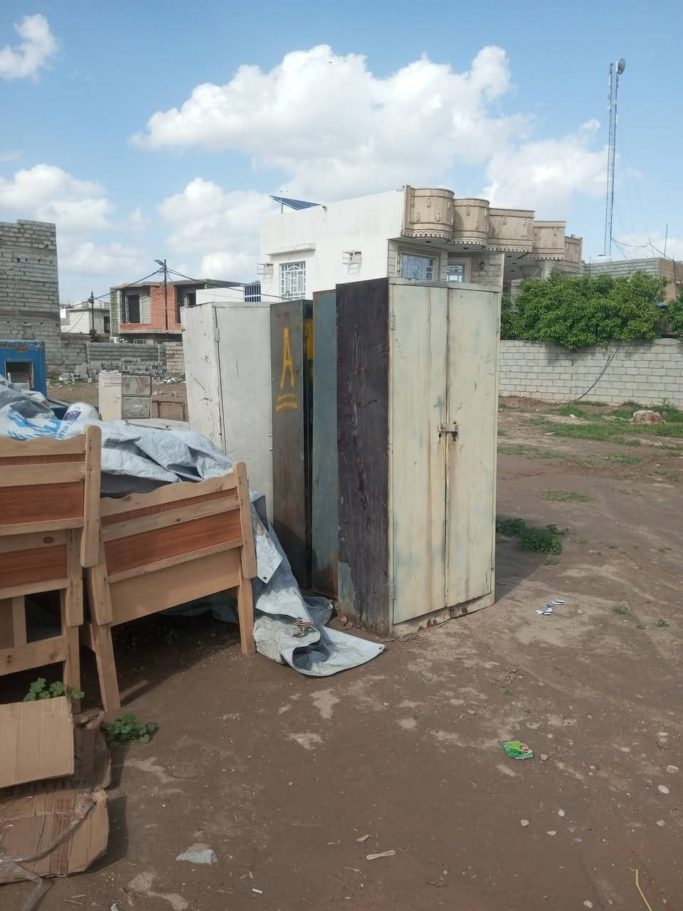 انواع الاثاث الجديد و المستعمل في مزاد الامير 
عنوان شارع ام العضام قرب مكتب المدينة للعقار 
***********
