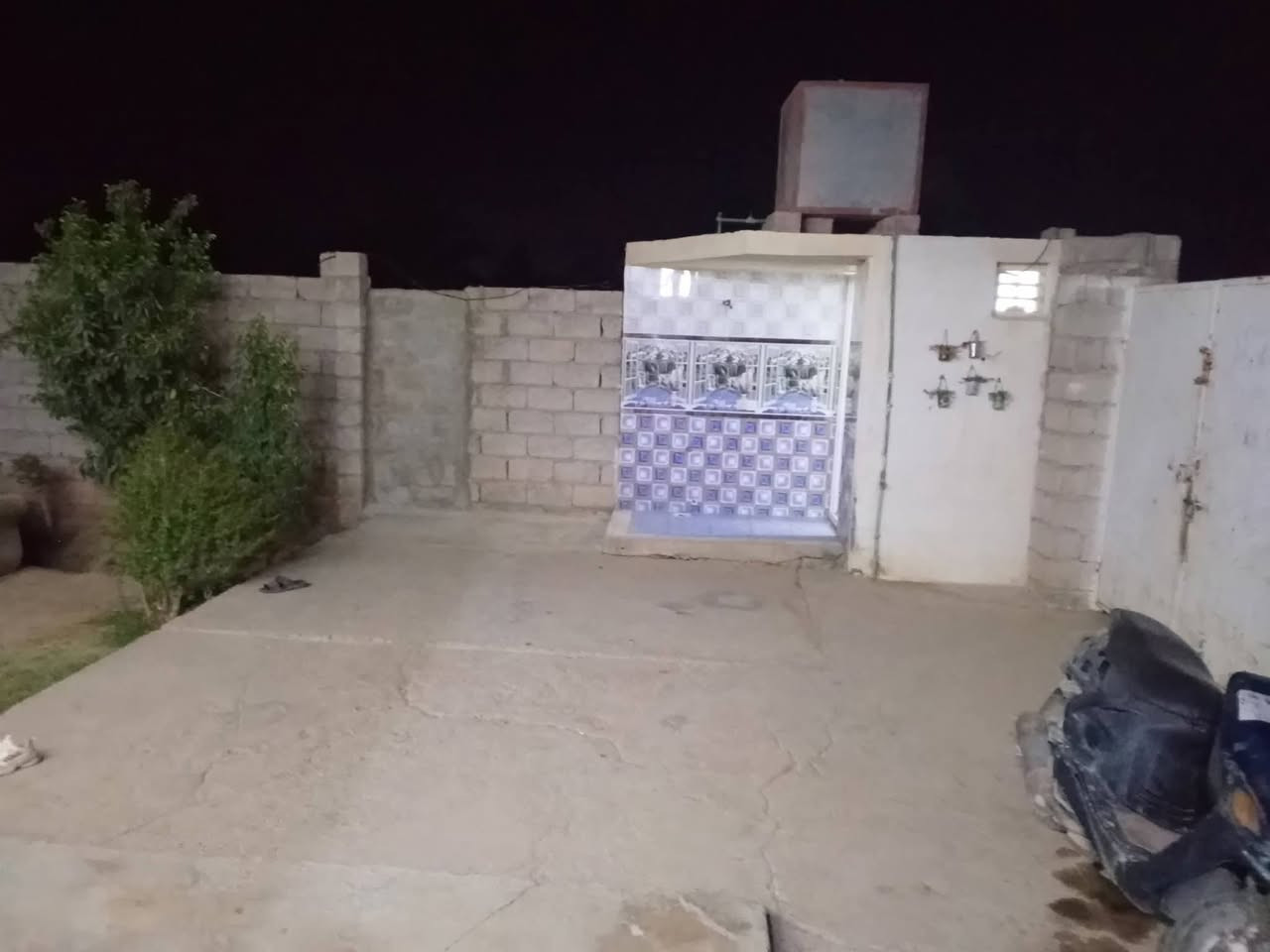 بيت للبيع قرب نهر الصب مقابيل حي الشهداء مساحة 300متر بسعر مناسب للتواصل على مكان دلي عباس رقم ***********
