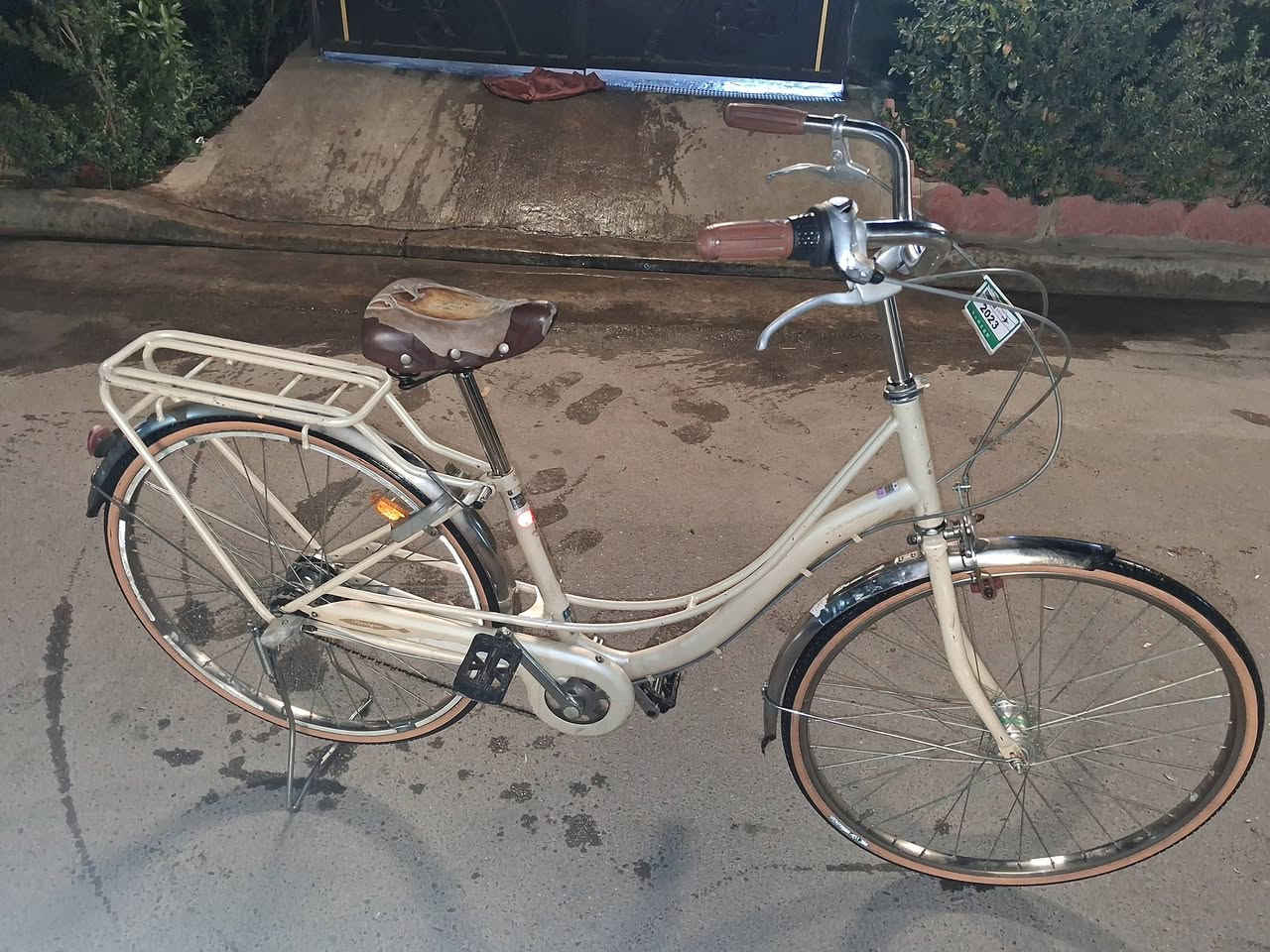 السلام عليكم
بايسكل بناتي 
الحجم:26
القير: 3 سرعات والعكرب محور مخفي
البايسكل اصلي ومستخدم شهرين وانترك
العنوان: بغداد- حي العامل 
واتساب: ***********
