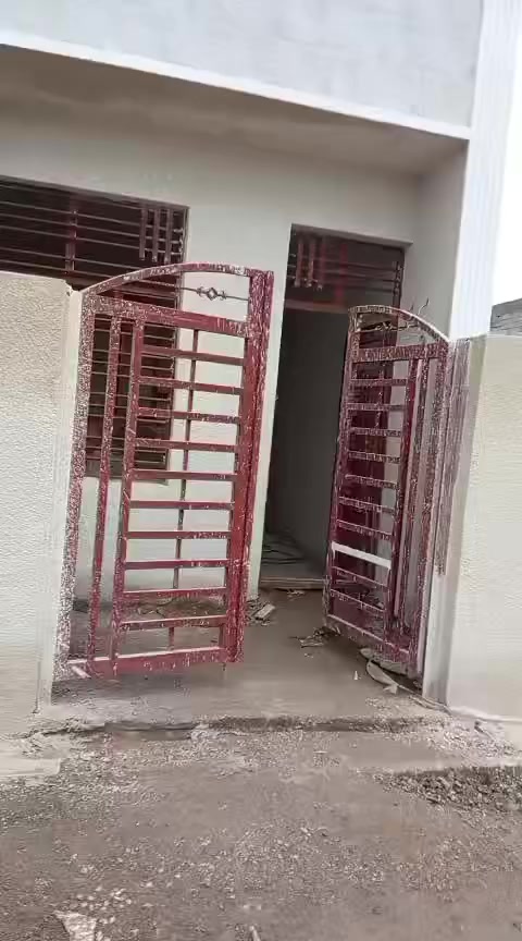 السلام عليكم دار للبيع مساحه 75 متر  سبعه نيسان خدمات كامله ماء كهرباء تبليط بناء حديث درجه اولى الارضيه رفت بناء طابوك غرفتين نوم وقيد الانشاء تسليم مفتاح درجه اولى الاستفسار ***********
