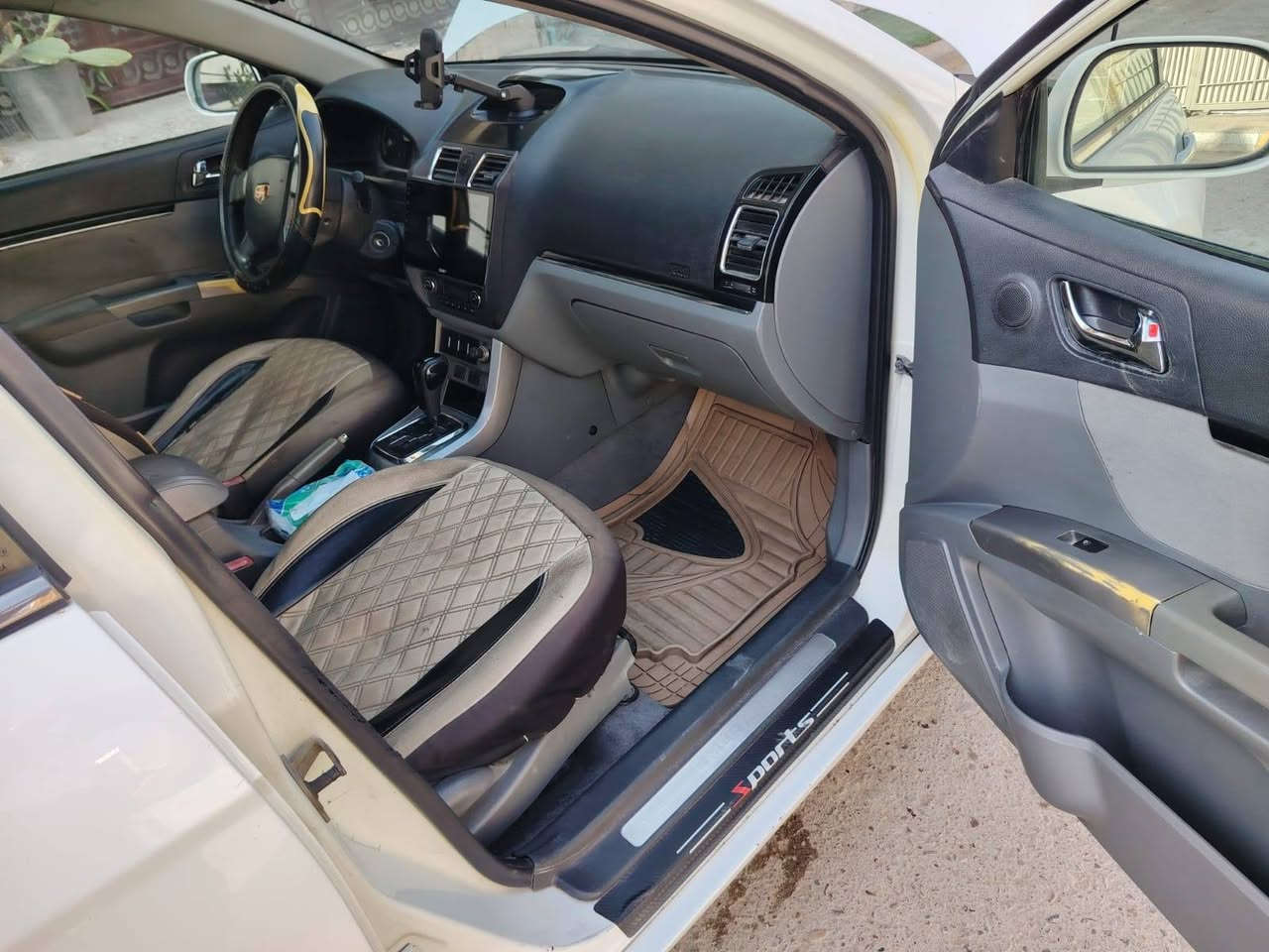 سياره للبيع ام كراند اوتماتيك موديل ٢٠١٣ بغداد لونها ابيض اي حادث مابيها رقم انكليزي سنويه ٢٠٣١ اي حادث مابيها نظيفه جدا تخم تايرات كير تبريد دواخل جلد شاشة ا باسمي  كامره خلفيه كهربائية محرك ١٨٠٠  العنوان بغداد الزعفرانيه اربع شوارع شارع اي استفسار على ***********
