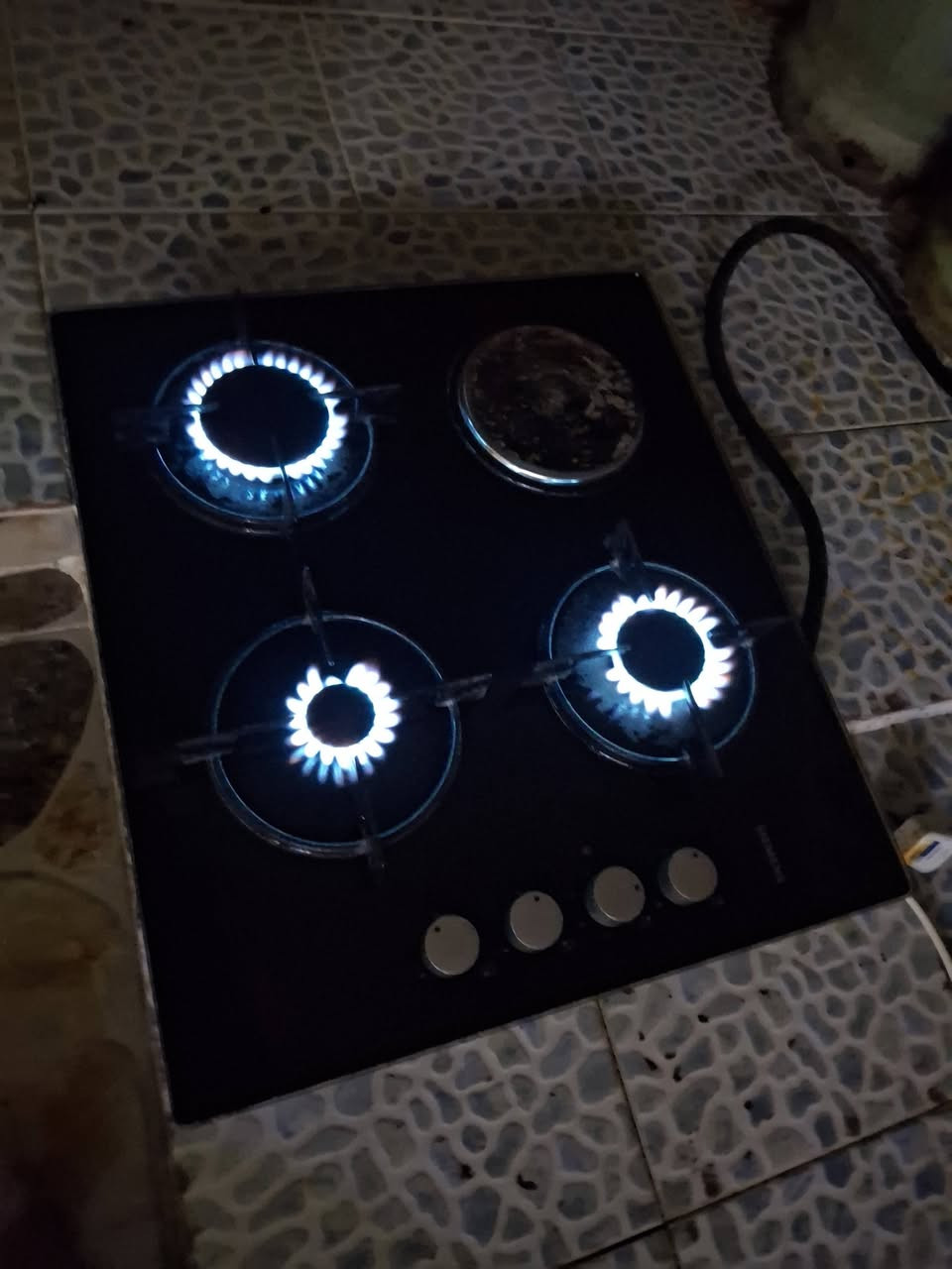 طباخ فلات أربع عيون ٣غاز واحد هيتر سعر ٤٠ الف ***********
