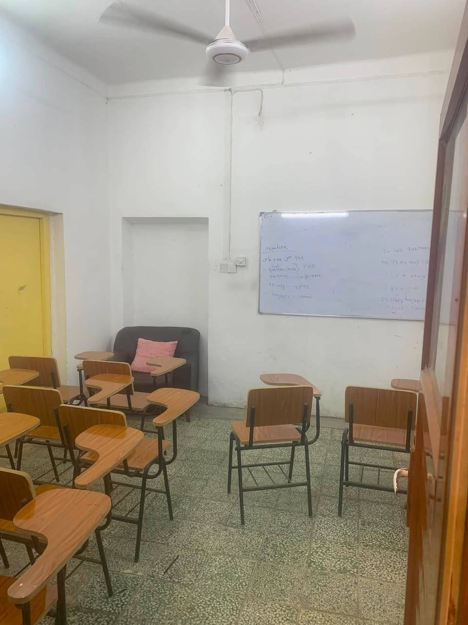 معهد للبيع بشكل كامل
وهاي غراضه وصور المعهد 

غراض معهد كامله للبيع 

مساطب خارجيه عدد 3 

مقاعد دراسيه نظيفه عدد 80 

سبورات بيضاء استخدام قليل 

ميز مكتبي   

كرسي دوار 

تارتان اخضر 5*4 

سبلت داخي 

ميز مكتبي عدد 2 

طابعه عدد 1 

منظومة كاميرات 

المعهد ينباع بشكل كامل ب5 مليون 

***********
