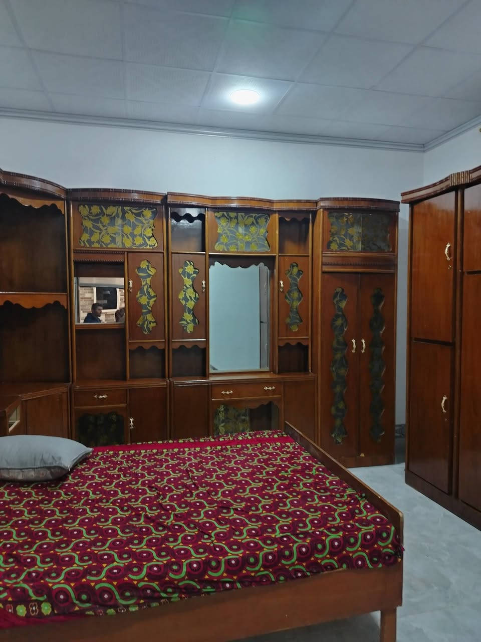 سلام عليكم يوجد غرفه خشاب عراقي مستعمل هودج ثلاثينيه الكنتور 6ابواب ملحق الاستفسار على هاذه الرقم *********** بي واتساب مفتوح يوجد توصيل كافت مناطق القائم وفتح وشد خليك مرتاح ويانه
