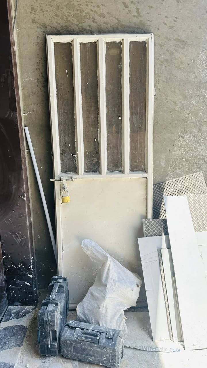 ابواب حديد عدد ٢ للبيع وباب pvc مع درج حديد للبيع *********** مكاني بغداد الدوره
