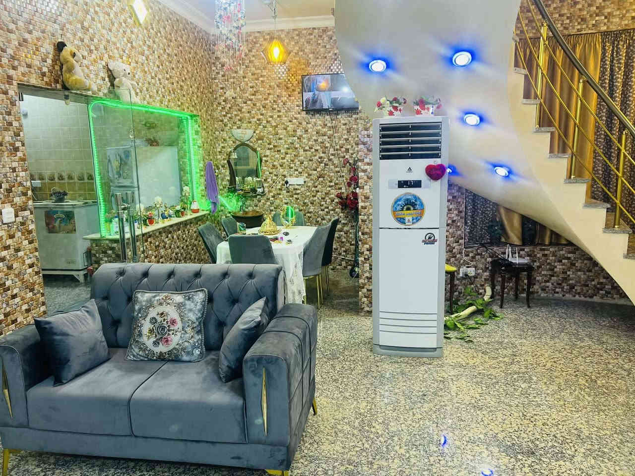 السلام عليكم   بيت للبيع المساحه 200م الواجهه 10النزال 20 بيت حديث درجه اولى موقع تجاري كريطعه مقابل الاسره طابو صرف للاستفسار اكثر الاتصال على الرقم التالي ***********
