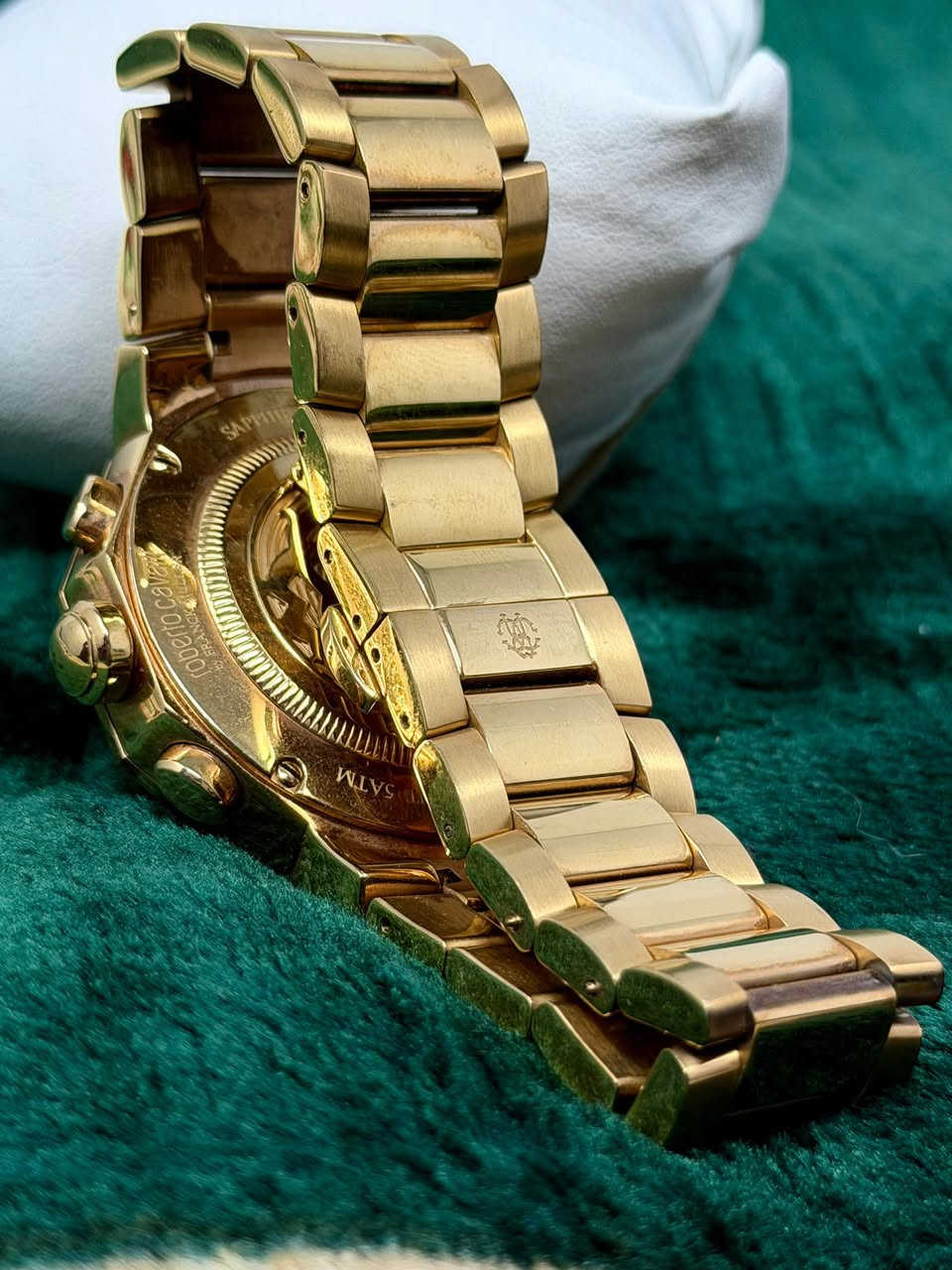 ⌚ للبيع: ساعة Roberto Cavalli by Franck Muller (إصدار النخبة)
ملخص العرض: ساعة تجمع بين فخامة التصميم الإيطالي ودقة الصناعة السويسرية، بحالة ممتازة وتفاصيل تخبل، مثالية للهواة والباحثين عن التميز.
تفاصيل الساعة:
• الماركة: روبرتو كافالي (Roberto Cavalli) بتوقيع المصمم العالمي فرانك مولر (Franck Muller).
• الصناعة: سويسرية أصلية (Swiss Made).
• القطر: 42 ملم (حجم مثالي يبرز هيبة المعصم).
• الجامة (الكريستال): زجاج زفير (Sapphire Crystal) مقاوم للخدش بشكل فائق.
• المينا: تصميم هندسي مميز بنقشة شعار الماركة، مع عدادات كرونوغراف وتاريخ.
• اللون: ذهبي ملكي متين يعكس الإضاءة بشكل رائع.
• المقاومة: مقاومة للماء حتى عمق 50 متر (5ATM).
ليش تقتني هاي الساعة؟
• تصميم الـ Octagon (الثماني الأضلاع) يعطيها طابع عصري وقوي يشبه الساعات العالمية الفاخرة.
• شراكة فرانك مولر تضمن لك ماكينة سويسرية دقيقة وعالية الجودة.
• الساعة تعتبر قطعة فنية واستثمار حقيقي لعشاق الساعات.
💰 السعر: 550$ (قابل للتفاوض البسيط للجادين).
📍 المكان: الحلة / بابل (أو حسب رغبتك في تحديد طريقة التسليم).
للإستفسار أو الشراء، يرجى التواصل على الخاص.
حي الله من زارنا وتكحل عينه بهاي التحفة!


**إذا كنت صاحب هذا الإعلان وتريد حذفه لأي سبب، رجاءا أرسل رسالة إلى الدعم الفني**