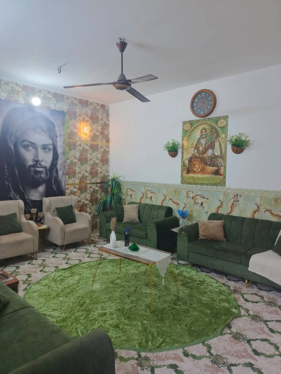 بيت للبيع
الموقع: منطقة الدسيم.المساحة: 100 متر مربع.بناء البيت: بناء طابوك.:غرفة نوم: 4 × 4 م.صالة: 5 × 5 م.استقبال: 4 × 5 م.الحمامات: حمام داخل الصالة + حمام خارجي.الواجهة: 10 × 10 م.المميزات الإضافية: ترك خلفي، سطح كامل "شتايكر"، درج "باية ومراية".الخدمات: كاملة (ماء، مجاري، كهرباء).العنوان بالتفصيل: الدسيم، قبل حسينية شيخ وهاب، مقابل أسواق أبو رضا.رقم الهاتف للاستفسار: ***********
